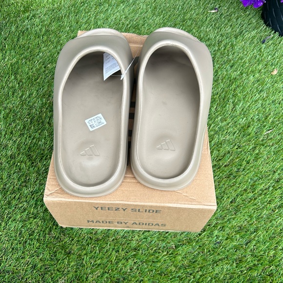 Yeazy slides - Picture 3 of 3